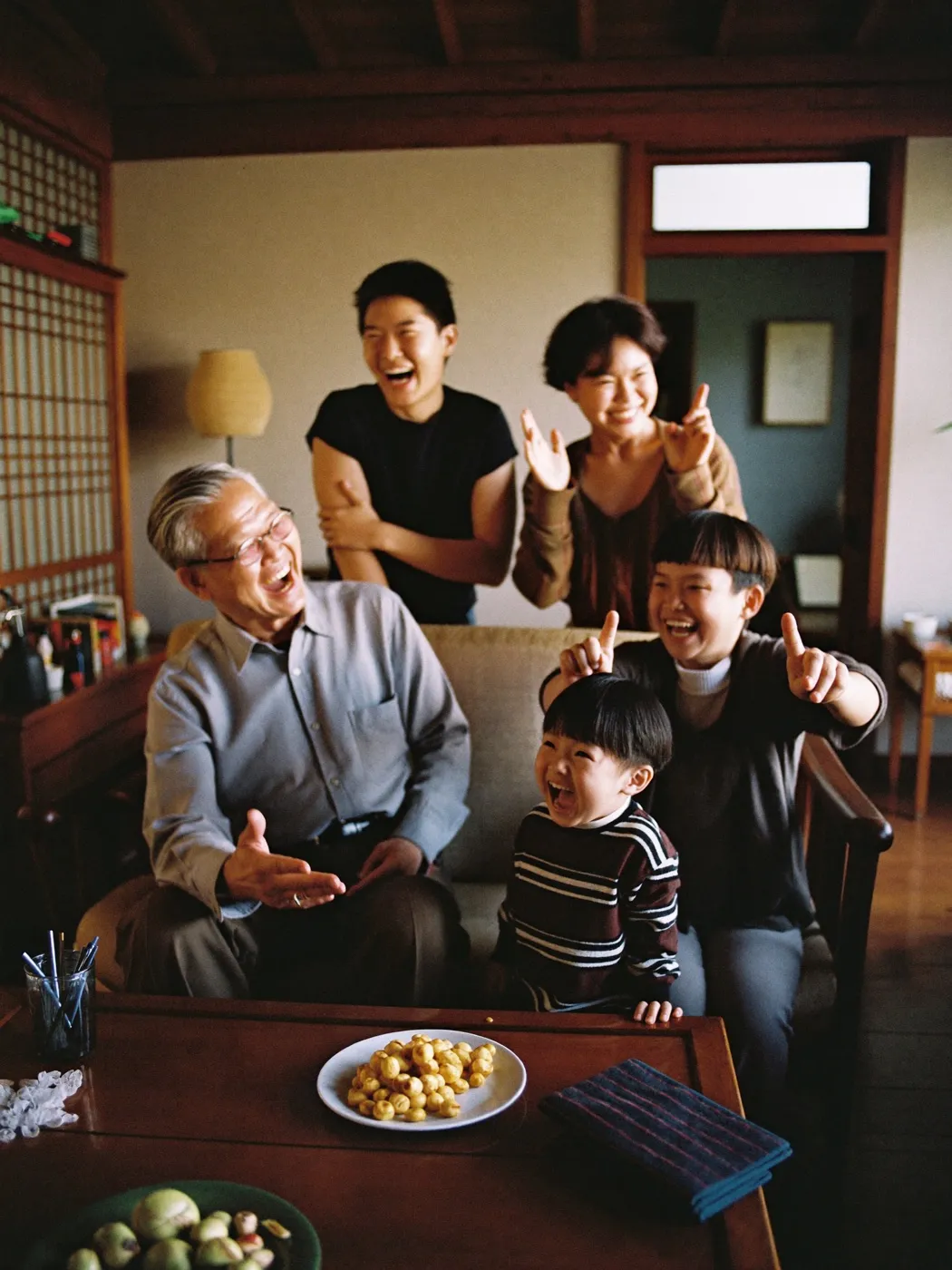 삼대 대가족 웃는 모습 — 온 가족 도감 미리보기