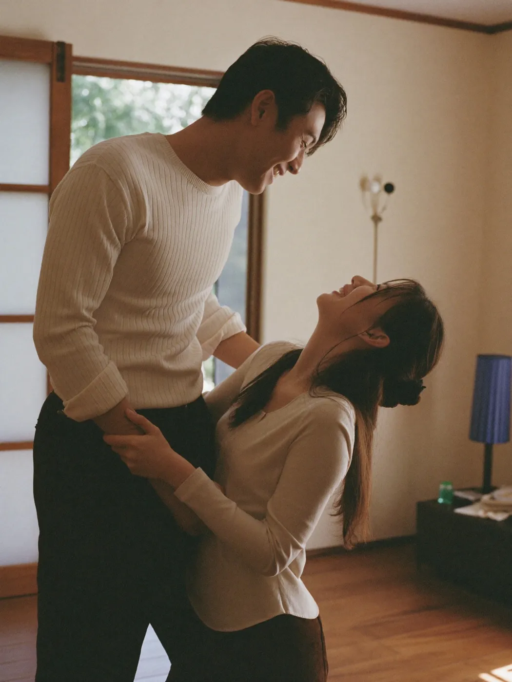 다정한 부부 웃는 모습 — 우리 둘이 도감 미리보기
